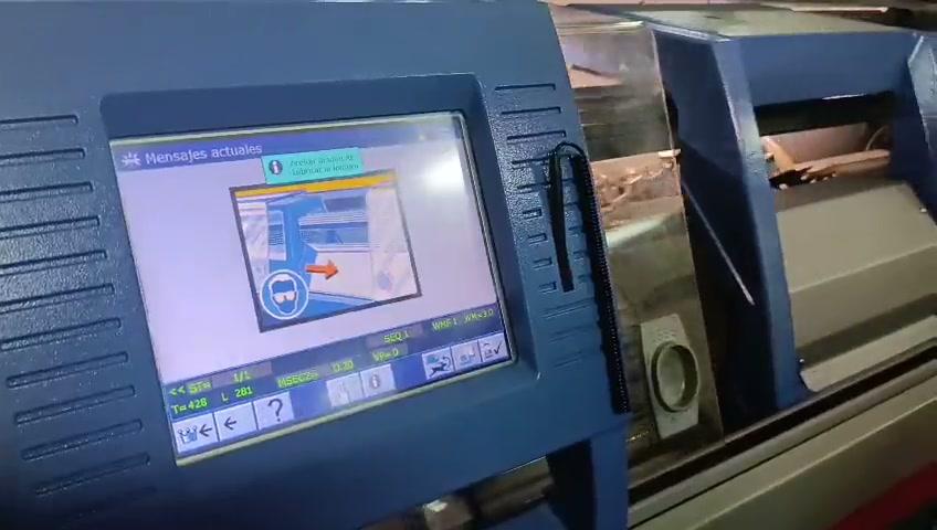 Máquina de confección en funcionamiento